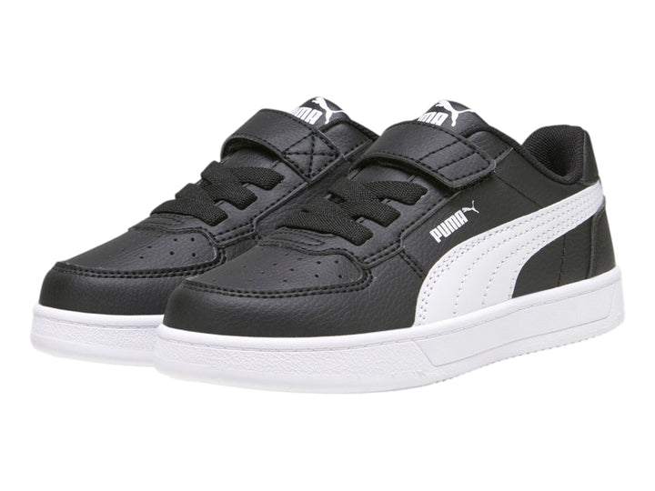Tenis PUMA negros con suela blanca y franja lateral blanca para niños.