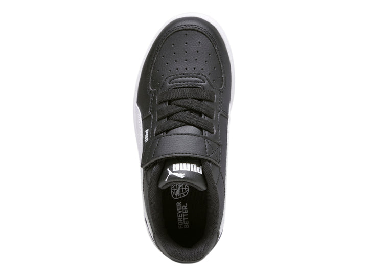 Tenis PUMA negros con suela blanca y franja lateral blanca para niños.