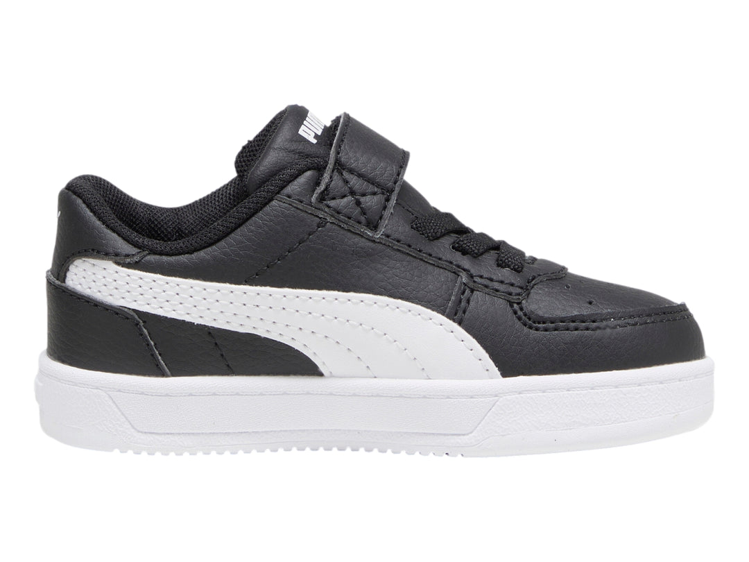 Tenis PUMA Caven 2.0 AC+INF en color negro con franja lateral y suela blanca, cierre de agujetas y correa de velcro.