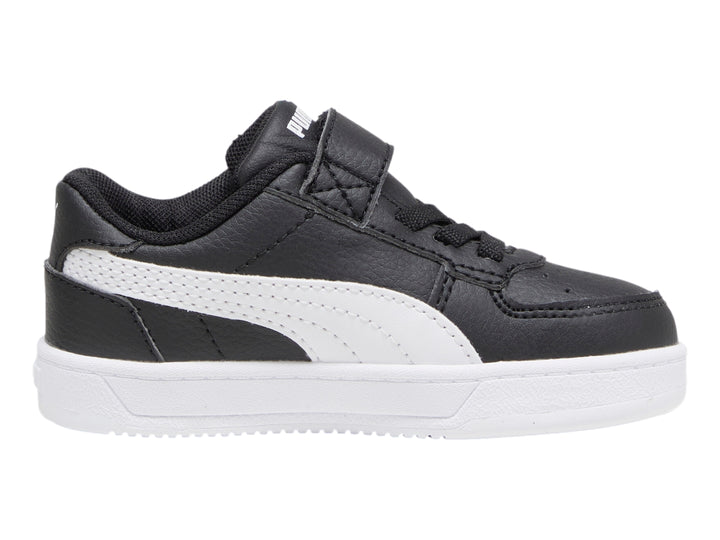 Tenis PUMA Caven 2.0 AC+INF en color negro con franja lateral y suela blanca, cierre de agujetas y correa de velcro.