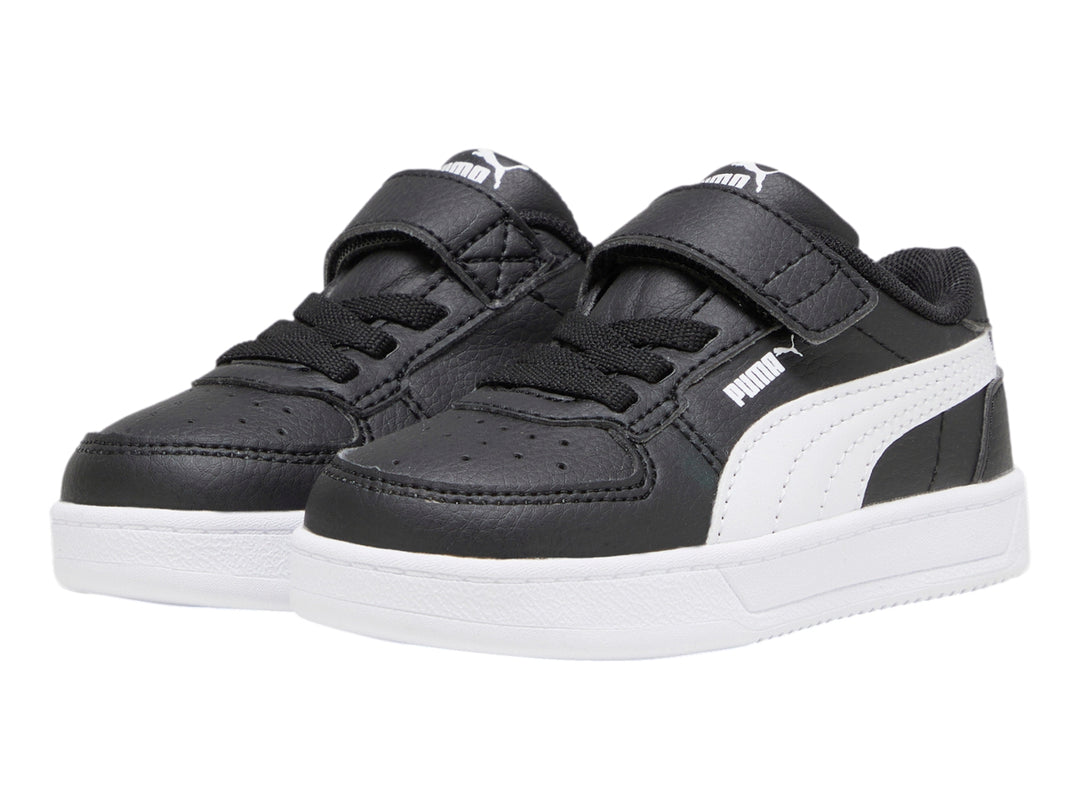 Tenis PUMA Caven 2.0 AC+INF en color negro con franja lateral y suela blanca, cierre de agujetas y correa de velcro.