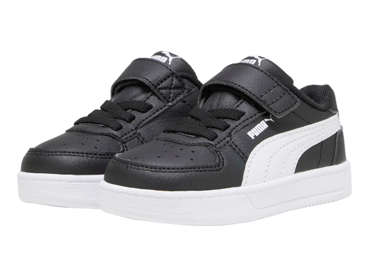 Tenis PUMA Caven 2.0 AC+INF en color negro con franja lateral y suela blanca, cierre de agujetas y correa de velcro.