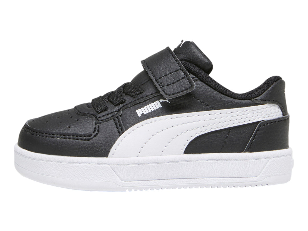 Tenis PUMA Caven 2.0 AC+INF en color negro con franja lateral y suela blanca, cierre de agujetas y correa de velcro.