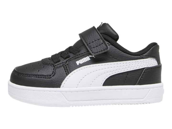 Tenis PUMA Caven 2.0 AC+INF en color negro con franja lateral y suela blanca, cierre de agujetas y correa de velcro.