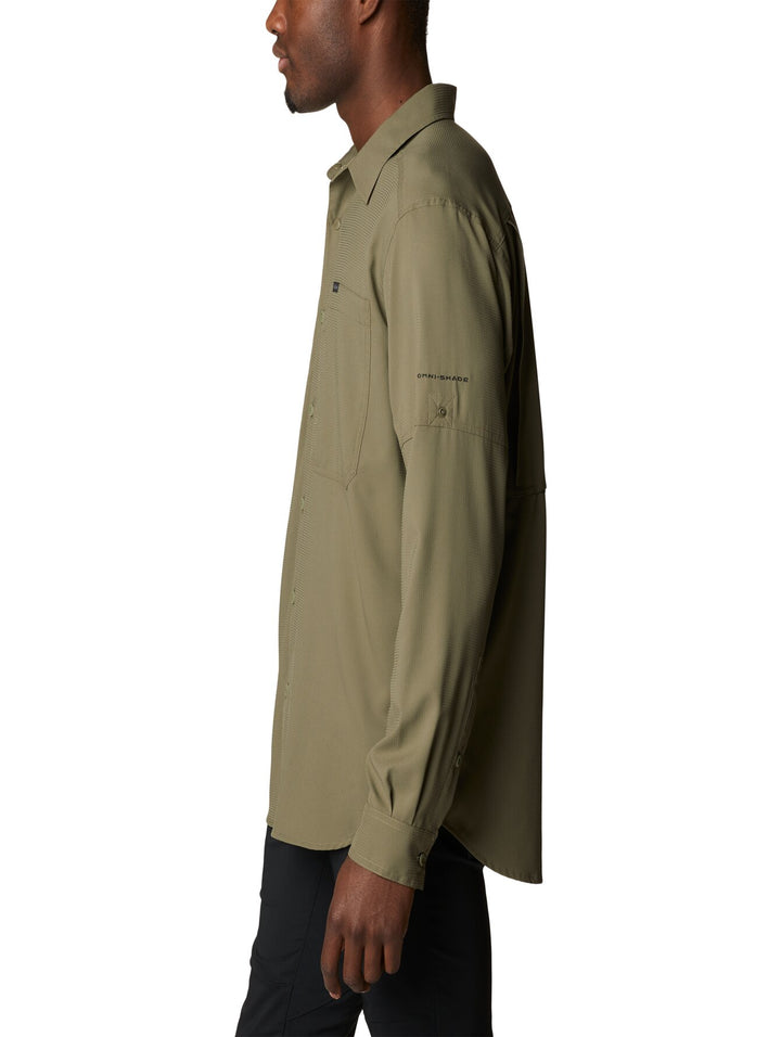 Camisa Columbia Silver Ridge de color verde oliva con mangas largas y bolsillos en el pecho.