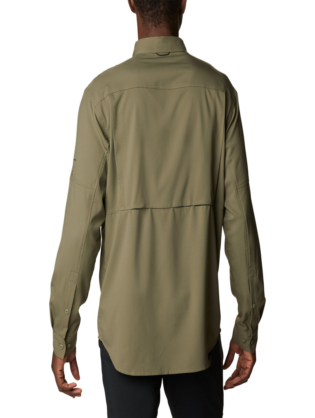 Camisa Columbia Silver Ridge de color verde oliva con mangas largas y bolsillos en el pecho.