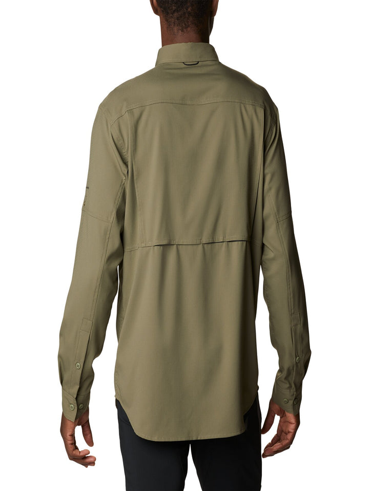 Camisa Columbia Silver Ridge de color verde oliva con mangas largas y bolsillos en el pecho.