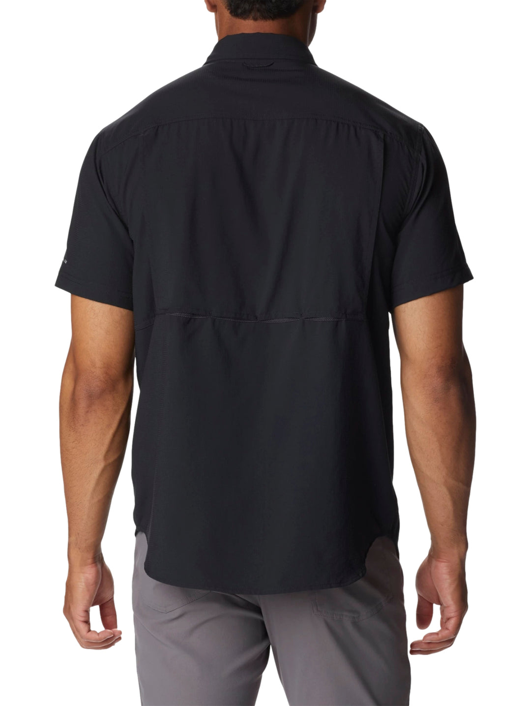 Hombre vistiendo una camisa Columbia de manga corta en color negro con botones frontales.