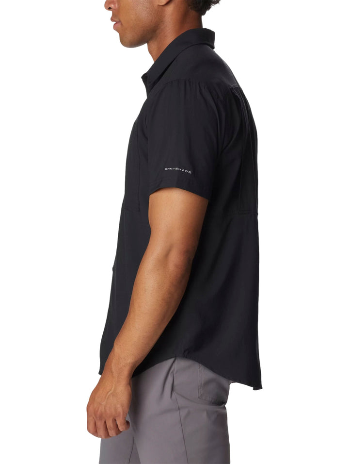 Hombre vistiendo una camisa Columbia de manga corta en color negro con botones frontales.