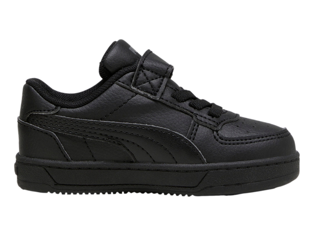 Tenis PUMA Caven 2.0 AC+INF en color negro sólido con cierre de cordones y correa de velcro.