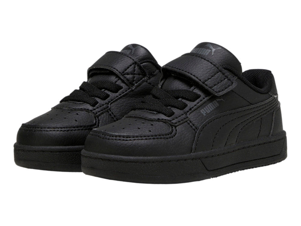 Tenis PUMA Caven 2.0 AC+INF en color negro sólido con cierre de cordones y correa de velcro.