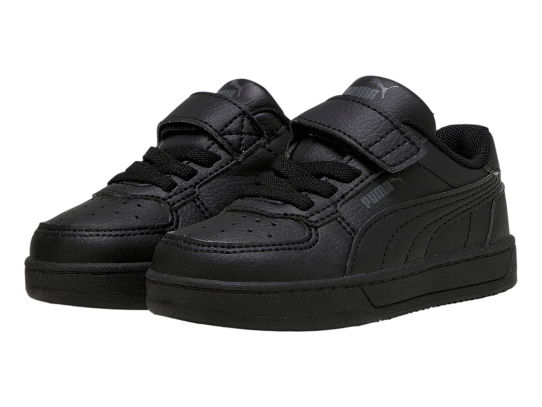 Tenis PUMA Caven 2.0 AC+INF en color negro sólido con cierre de cordones y correa de velcro.