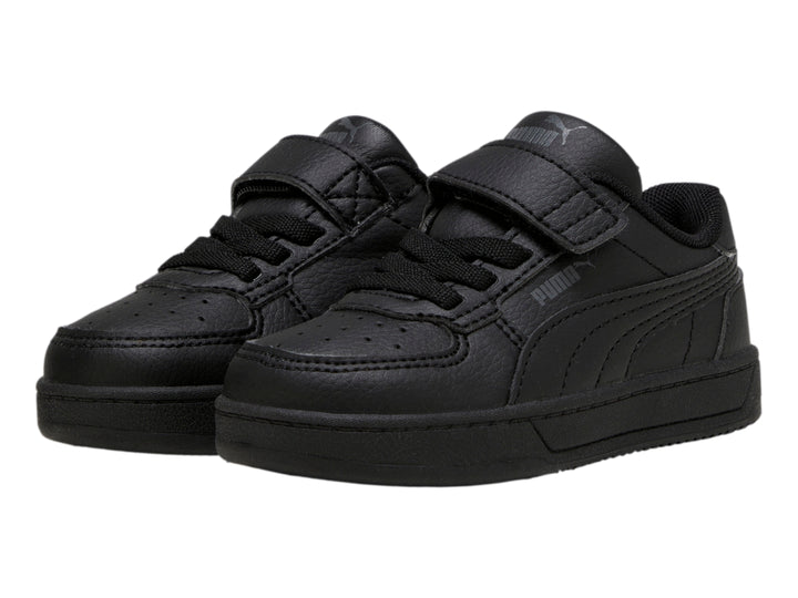 Tenis PUMA Caven 2.0 AC+INF en color negro sólido con cierre de cordones y correa de velcro.