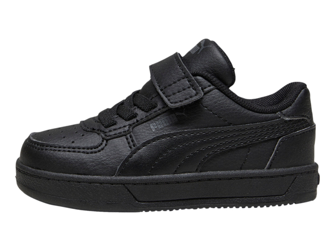 Tenis PUMA Caven 2.0 AC+INF en color negro sólido con cierre de cordones y correa de velcro.