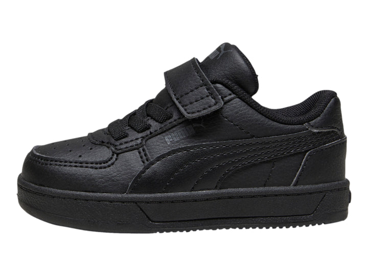 Tenis PUMA Caven 2.0 AC+INF en color negro sólido con cierre de cordones y correa de velcro.