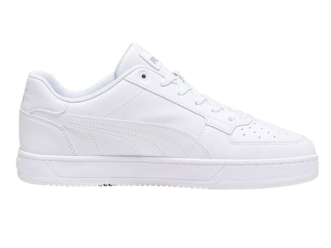 Tenis PUMA Caven 2.0 en color blanco con detalles en plata, diseño deportivo de corte bajo y suela blanca.