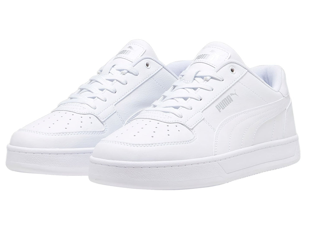 Tenis PUMA Caven 2.0 en color blanco con detalles en plata, diseño deportivo de corte bajo y suela blanca.