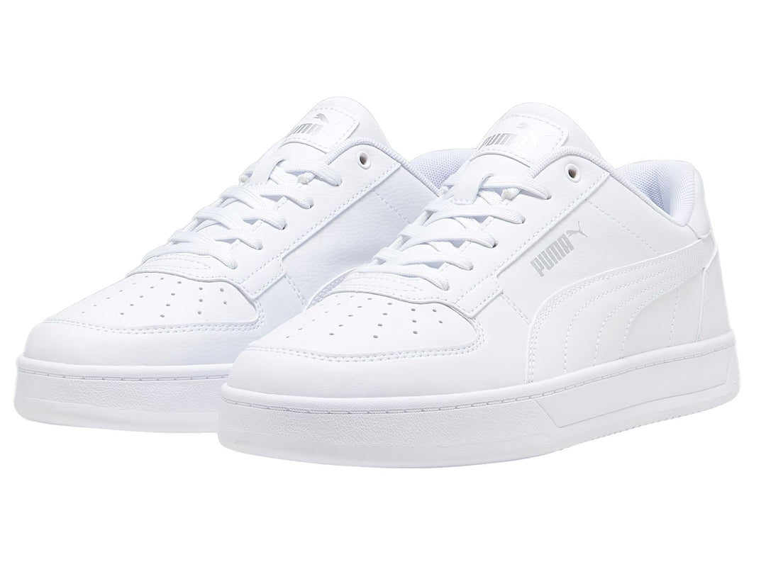 Tenis PUMA Caven 2.0 en color blanco con detalles en plata, diseño deportivo de corte bajo y suela blanca.