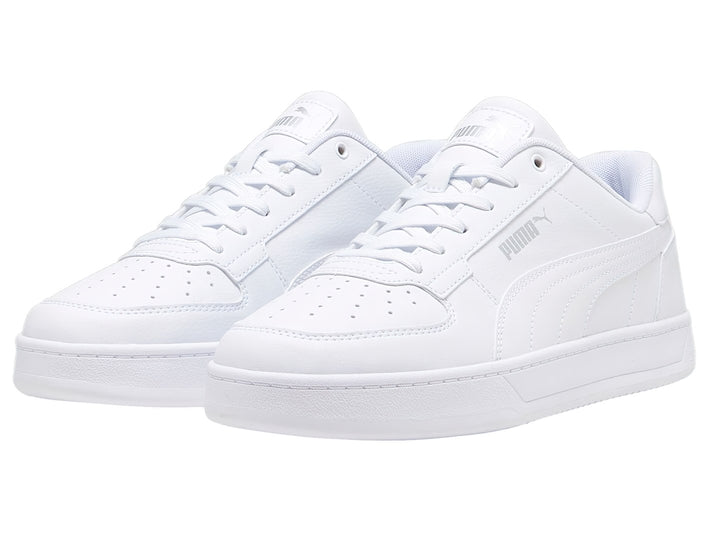 Tenis PUMA Caven 2.0 en color blanco con detalles en plata, diseño deportivo de corte bajo y suela blanca.