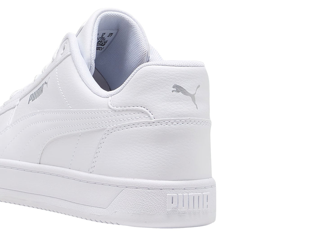 Tenis PUMA Caven 2.0 en color blanco con detalles en plata, diseño deportivo de corte bajo y suela blanca.