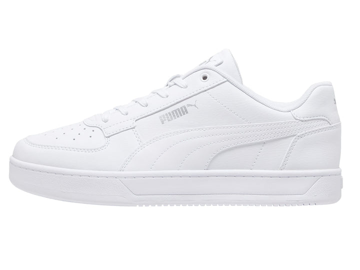 Tenis PUMA Caven 2.0 en color blanco con detalles en plata, diseño deportivo de corte bajo y suela blanca.