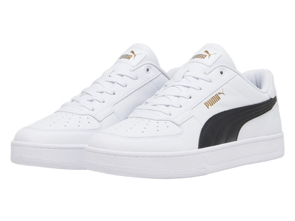 Tenis PUMA Caven 2.0 blancos con franja lateral negra y detalles dorados en la lengüeta.