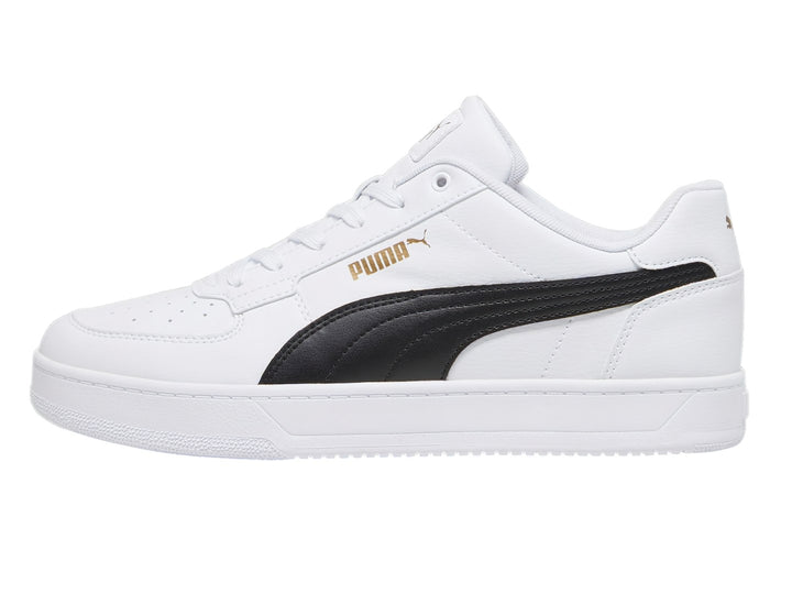 Tenis PUMA Caven 2.0 blancos con franja lateral negra y detalles dorados en la lengüeta.