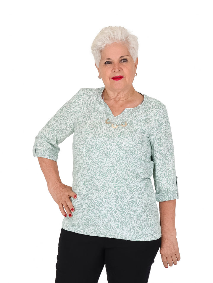 Blusa verde y blanca estampada con mangas 3/4 y cuello en V.