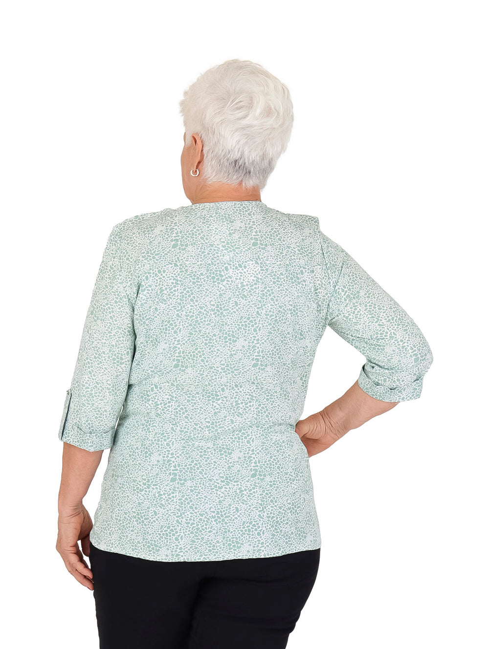 Blusa verde y blanca estampada con mangas 3/4 y cuello en V.