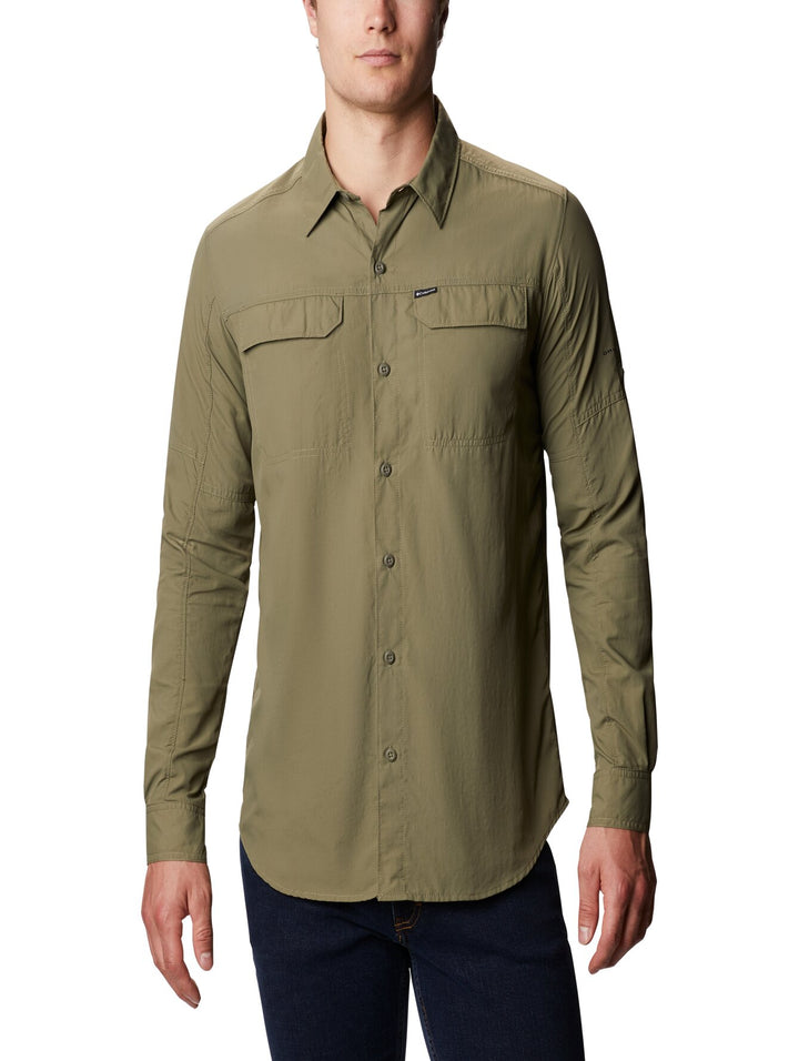 Camisa Columbia de manga larga en color verde piedra con bolsillos frontales.
