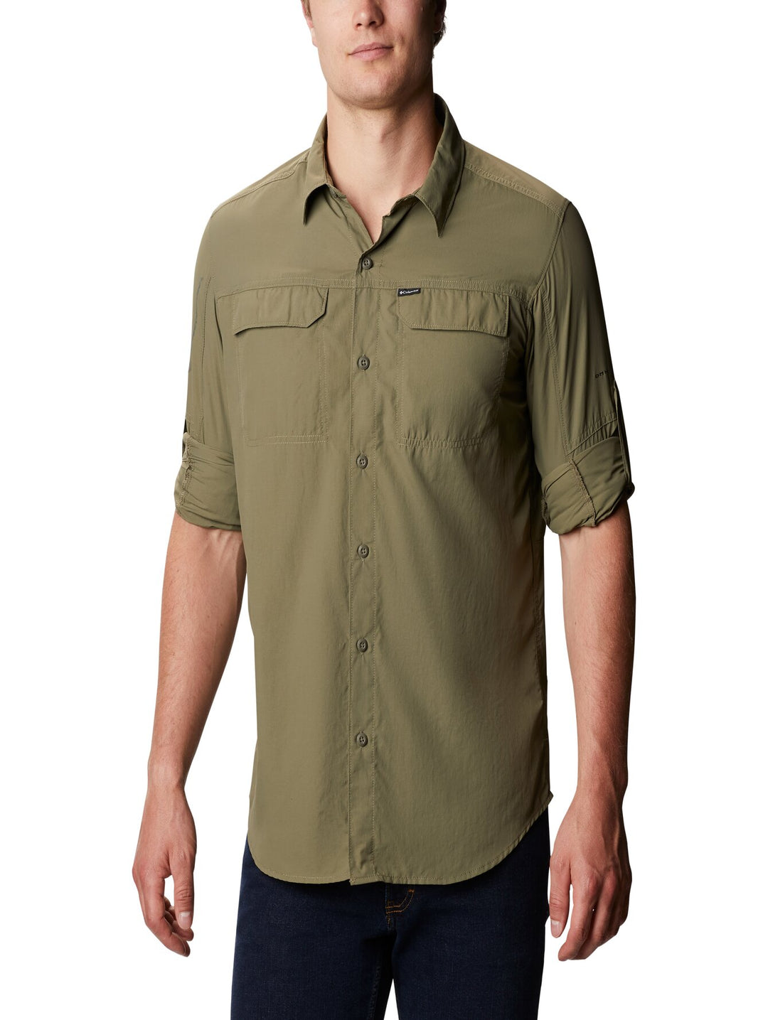 Camisa Columbia de manga larga en color verde piedra con bolsillos frontales.