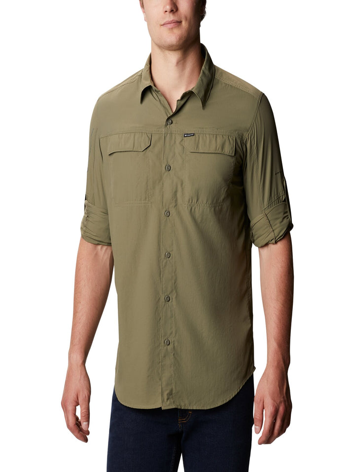 Camisa Columbia de manga larga en color verde piedra con bolsillos frontales.