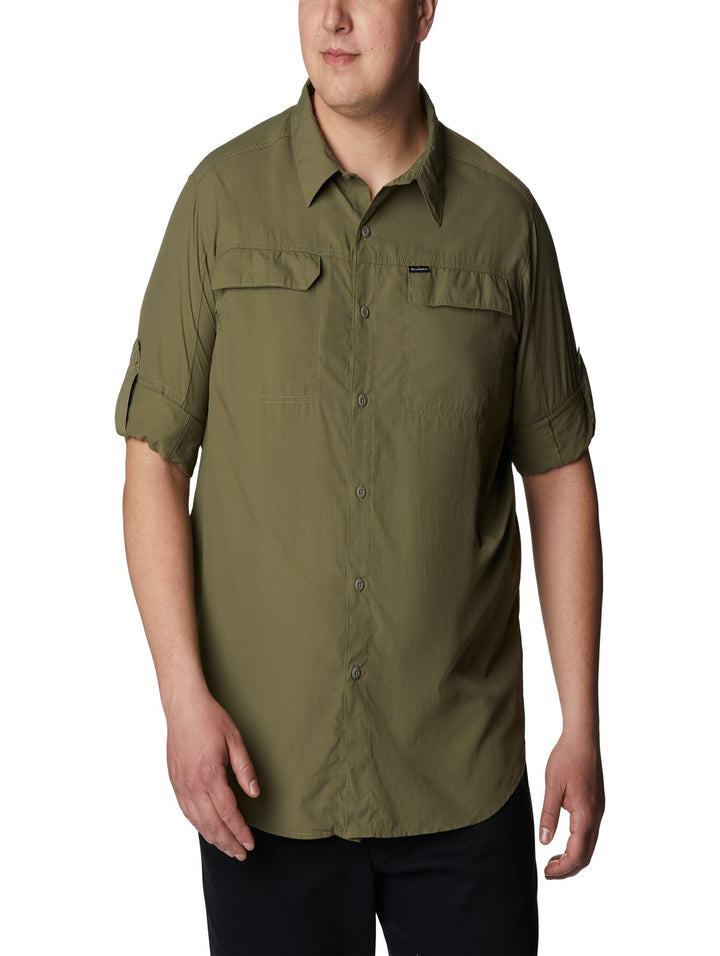 Camisa Columbia de manga larga en color verde piedra con bolsillos frontales.