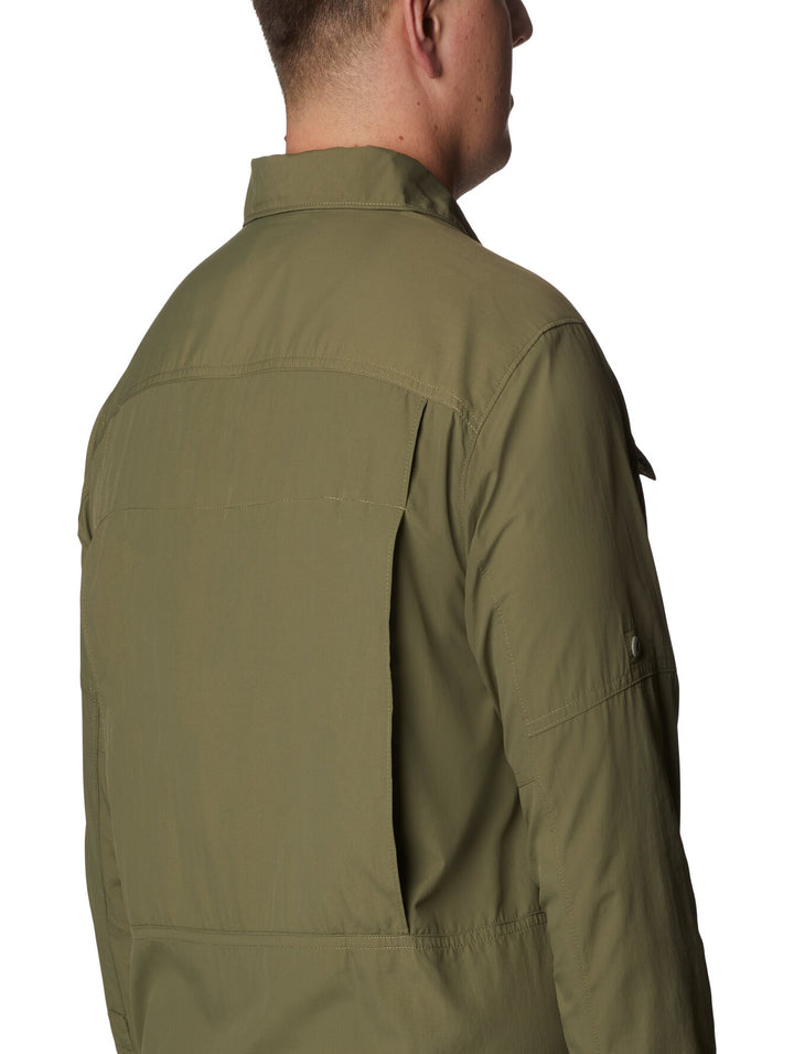 Camisa Columbia de manga larga en color verde piedra con bolsillos frontales.