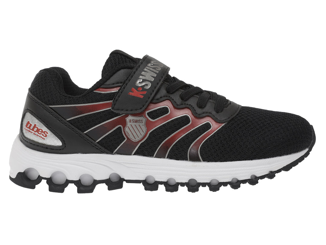 Tenis deportivos K-Swiss para niño en color negro con detalles rojos y suela blanca.