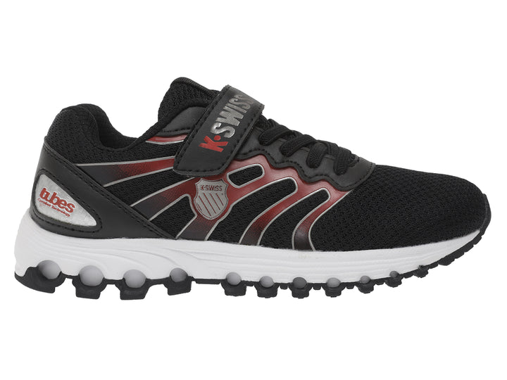 Tenis deportivos K-Swiss para niño en color negro con detalles rojos y suela blanca.