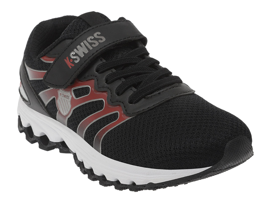 Tenis deportivos K-Swiss para niño en color negro con detalles rojos y suela blanca.