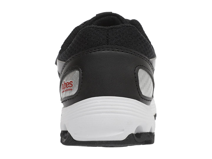 Tenis deportivos K-Swiss para niño en color negro con detalles rojos y suela blanca.