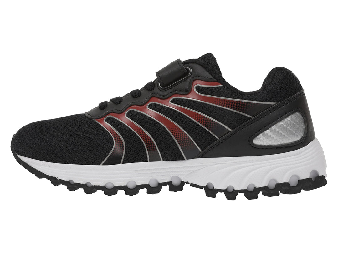 Tenis deportivos K-Swiss para niño en color negro con detalles rojos y suela blanca.