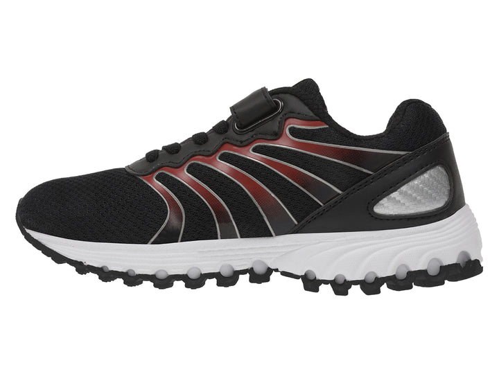 Tenis deportivos K-Swiss para niño en color negro con detalles rojos y suela blanca.