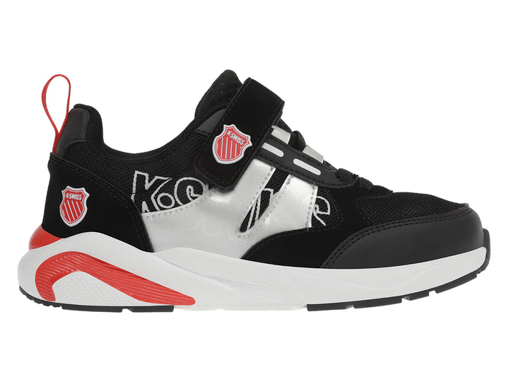 Tenis deportivos K-Swiss para niño en colores negro, blanco y rojo con cierre de velcro.