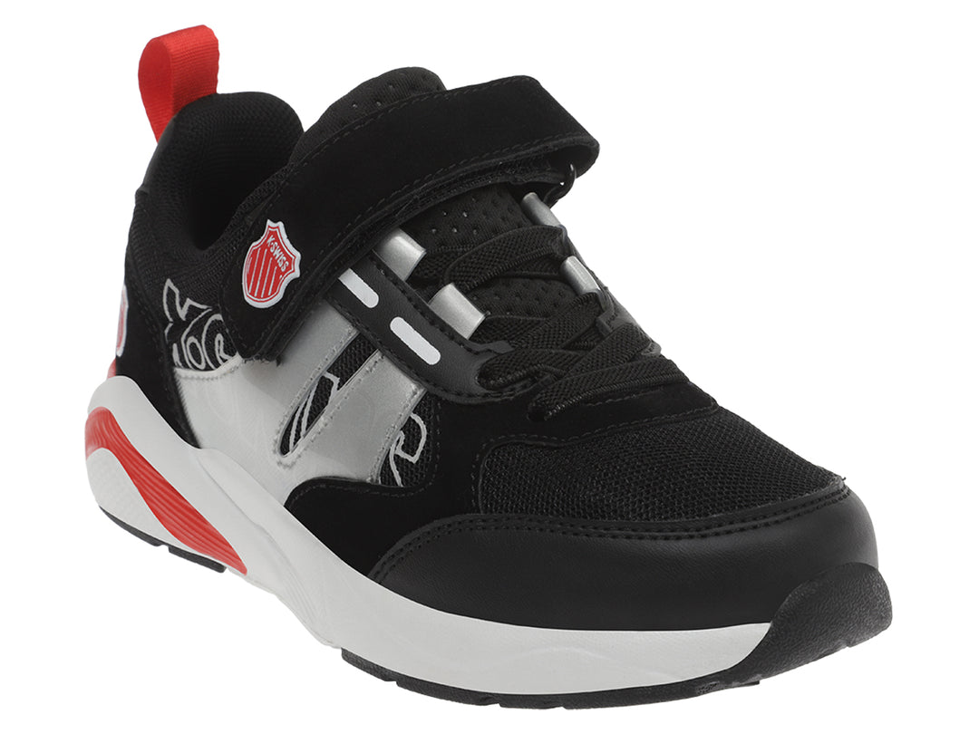 Tenis deportivos K-Swiss para niño en colores negro, blanco y rojo con cierre de velcro.
