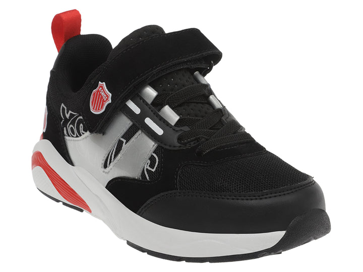 Tenis deportivos K-Swiss para niño en colores negro, blanco y rojo con cierre de velcro.
