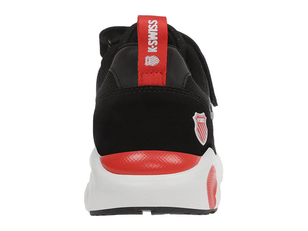 Tenis deportivos K-Swiss para niño en colores negro, blanco y rojo con cierre de velcro.