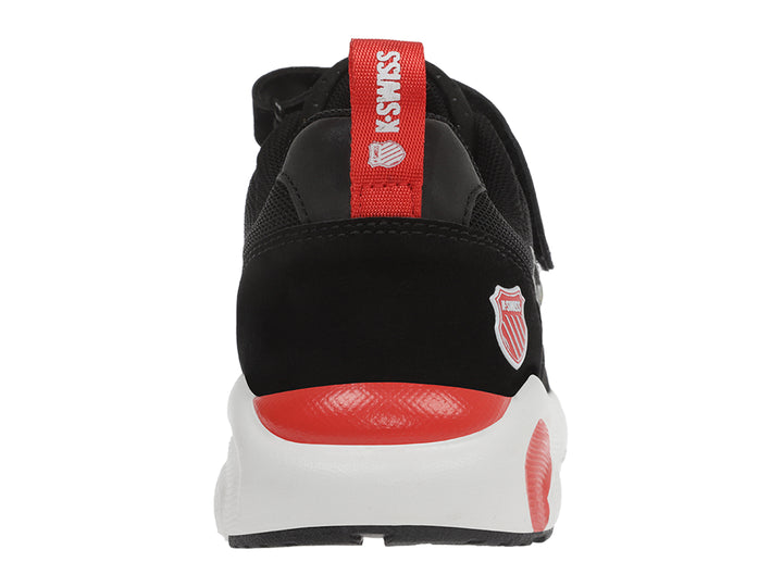 Tenis deportivos K-Swiss para niño en colores negro, blanco y rojo con cierre de velcro.
