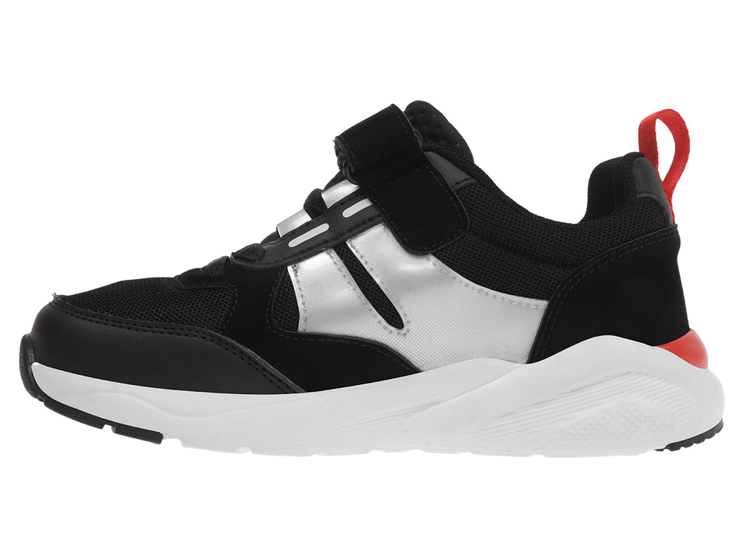 Tenis deportivos K-Swiss para niño en colores negro, blanco y rojo con cierre de velcro.