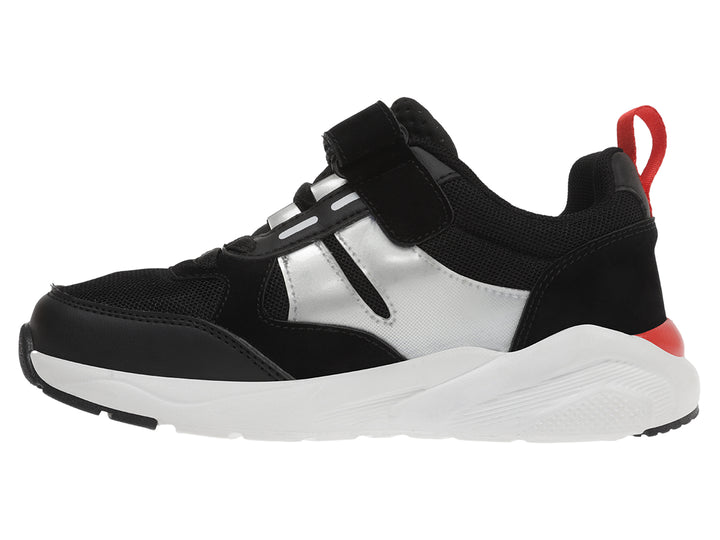 Tenis deportivos K-Swiss para niño en colores negro, blanco y rojo con cierre de velcro.
