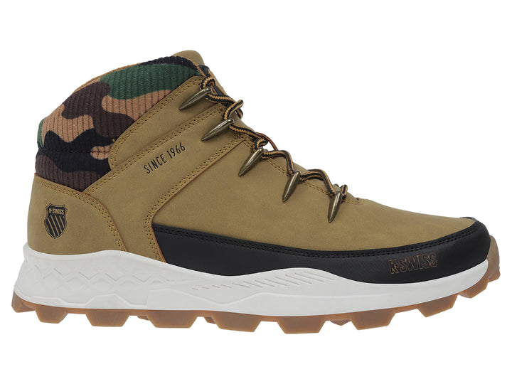 Botín deportivo K-Swiss color miel con cuello camuflaje, suela blanca y base café.