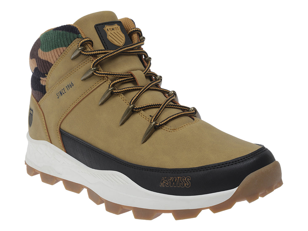 Botín deportivo K-Swiss color miel con cuello camuflaje, suela blanca y base café.
