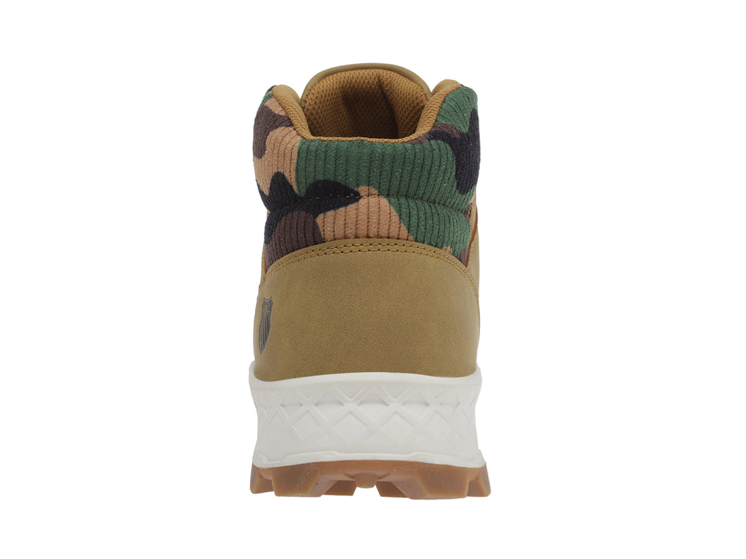Botín deportivo K-Swiss color miel con cuello camuflaje, suela blanca y base café.